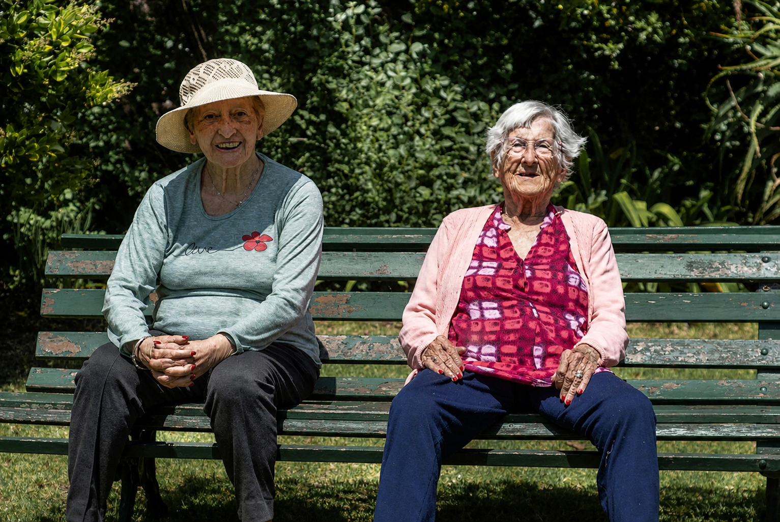 Dos residentes compartiendo un momento al aire libre en Residencia Namasté.